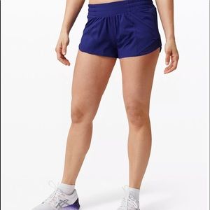 Barely worn. LULULEMON Hotty hot 2.5 inch. (Low rise)